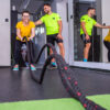 Trening z trenerem-personalnym a także trening z trenerem personalnym w parach w Gdańsku. Dziewczyna używa lin.