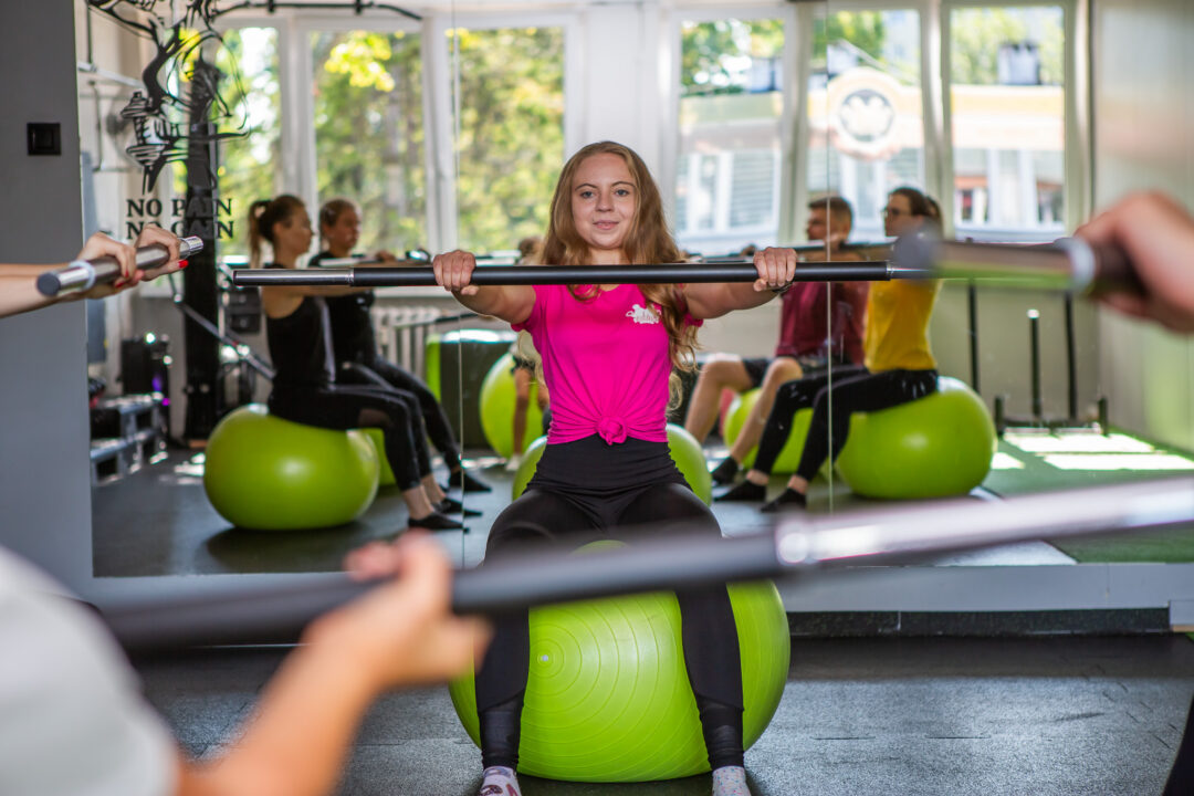 zajęcia zdrowy kręgosłup - grupowe zajęcia fitness Gdańsk, Ewa Kalicka pokazuje ćwiczenia z postawy