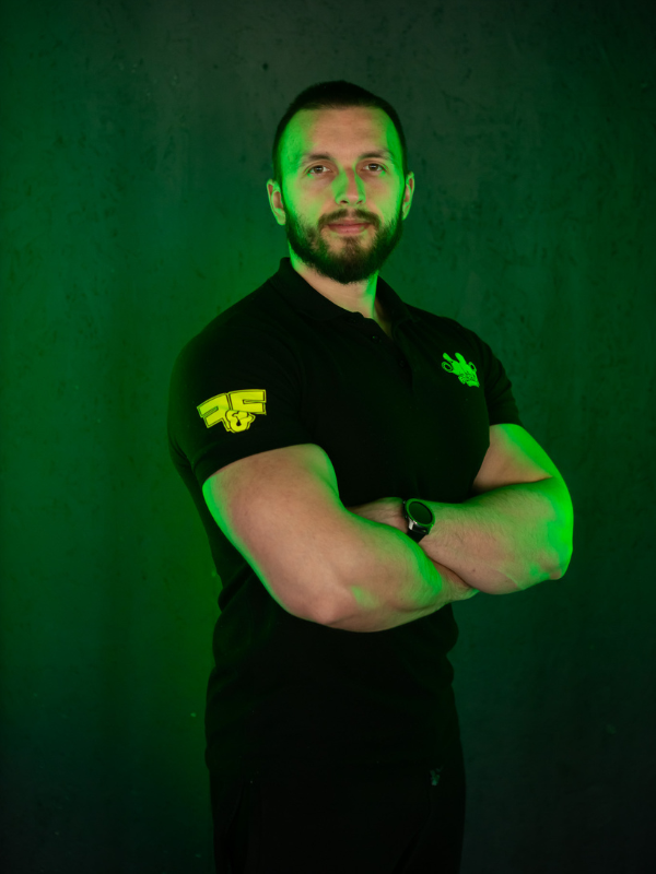 Zespół fit&fizjo Studio Gdańsk. Krystian Świercz trener personalny z gdańska, prezentuje swoją sylwetkę.