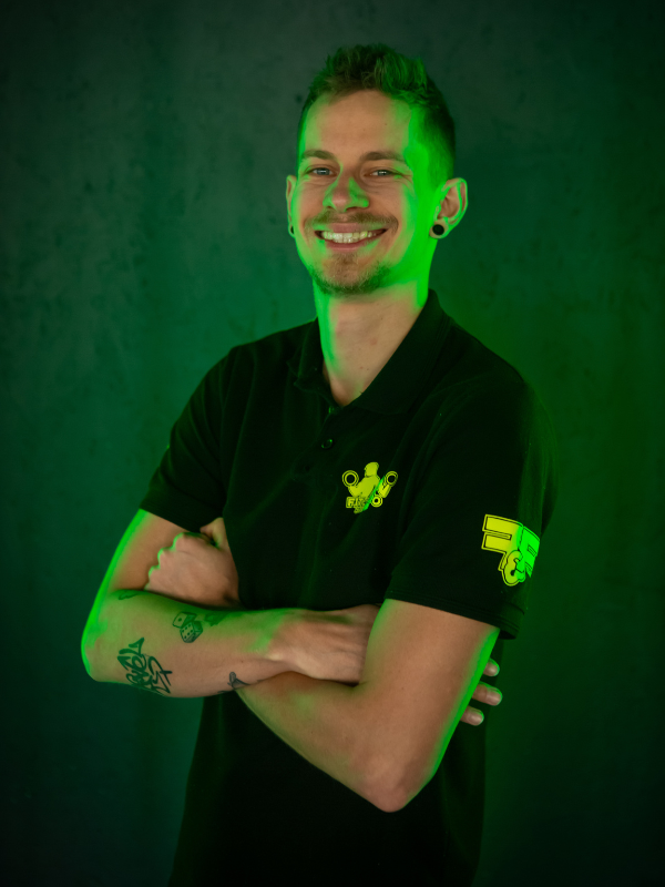 Zespół fit&fizjo Studio Gdańsk. Norman Dorawa trener gimnastyki z gdańska, prezentuje swoją sylwetkę.