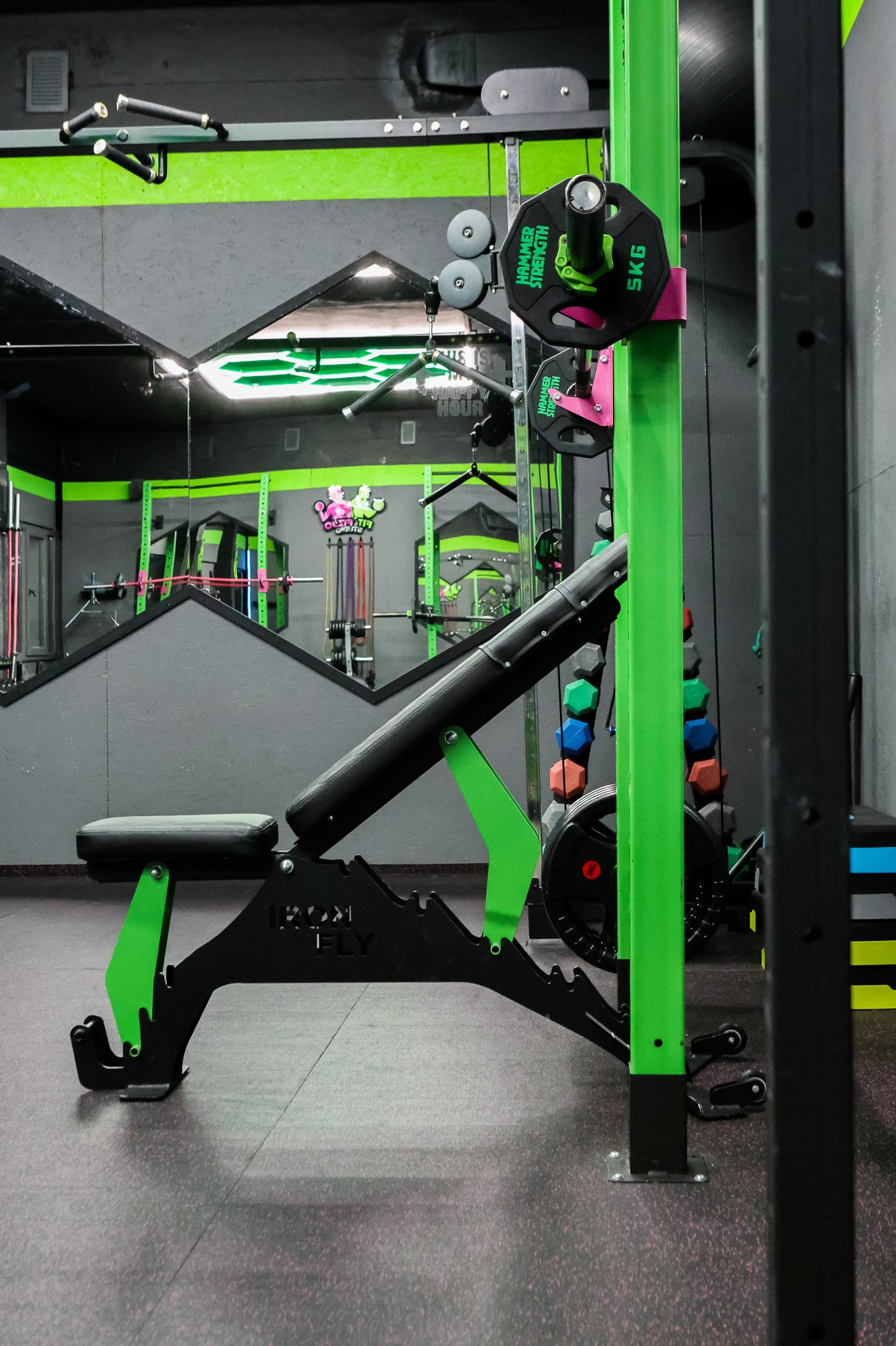 Ławka skośna ustawiona przy klatce treningowej – Fit&Fizjo Studio