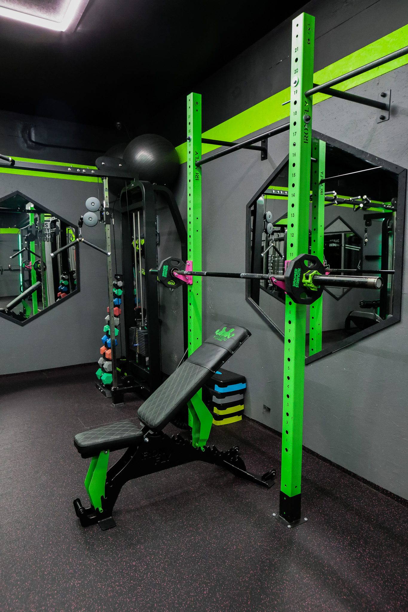 Klatka treningowa z ławką regulowaną i piłkami lekarskimi – Fit&Fizjo Studio