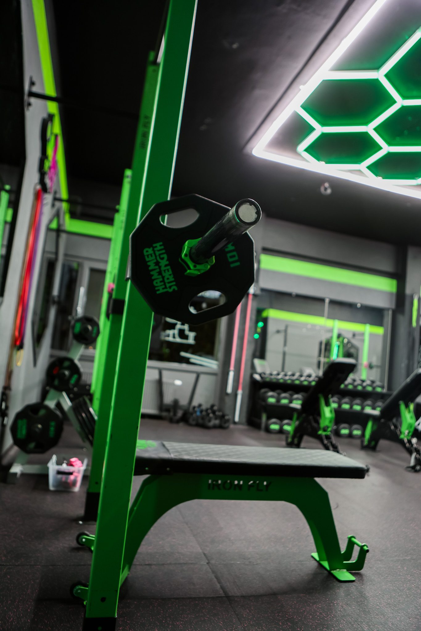 Ławka płaska pod heksagonalnym oświetleniem LED – Fit&Fizjo Studio