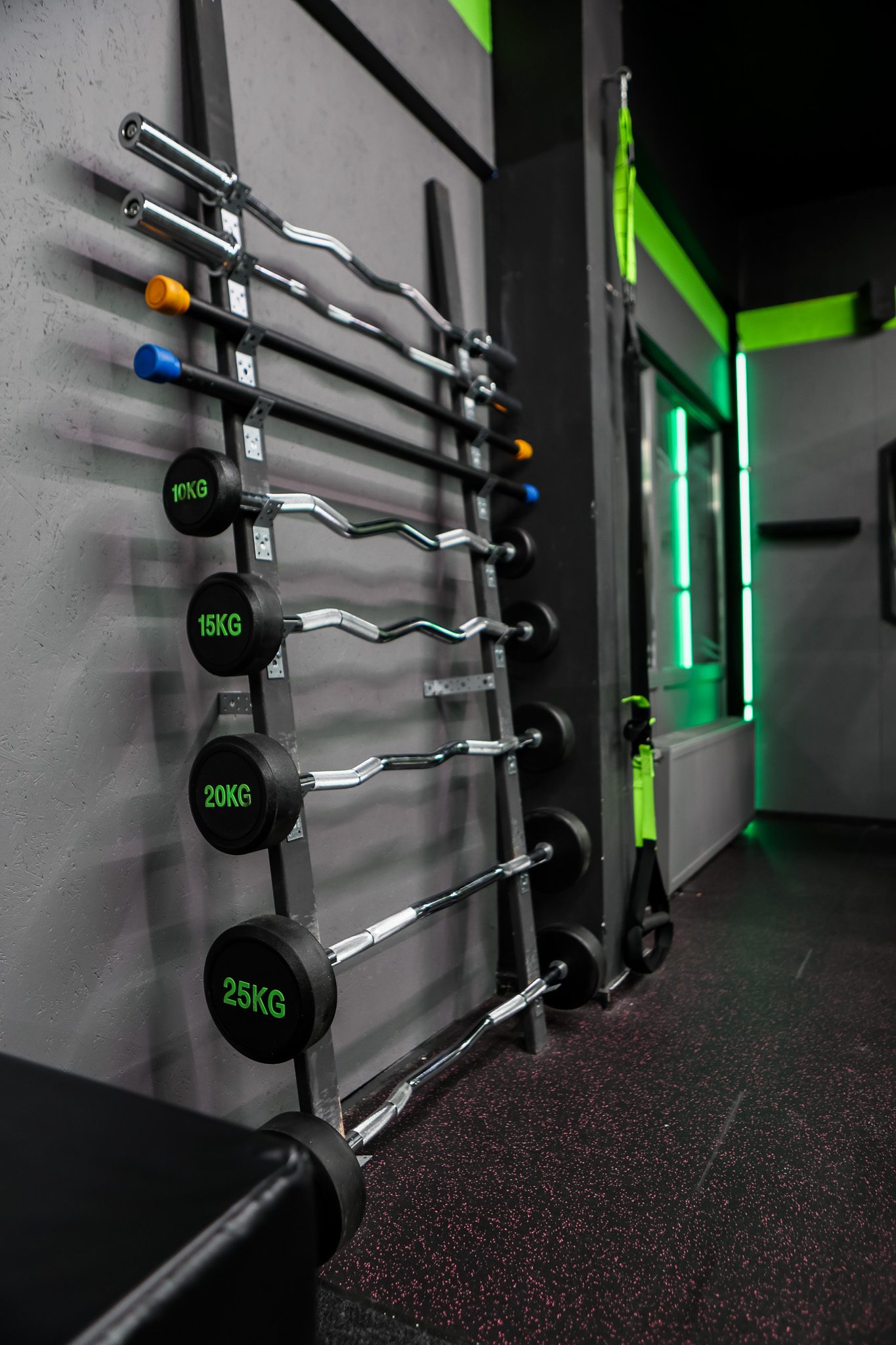 Ścienny stojak na gryfy i talerze obciążeniowe – Fit&Fizjo Studio