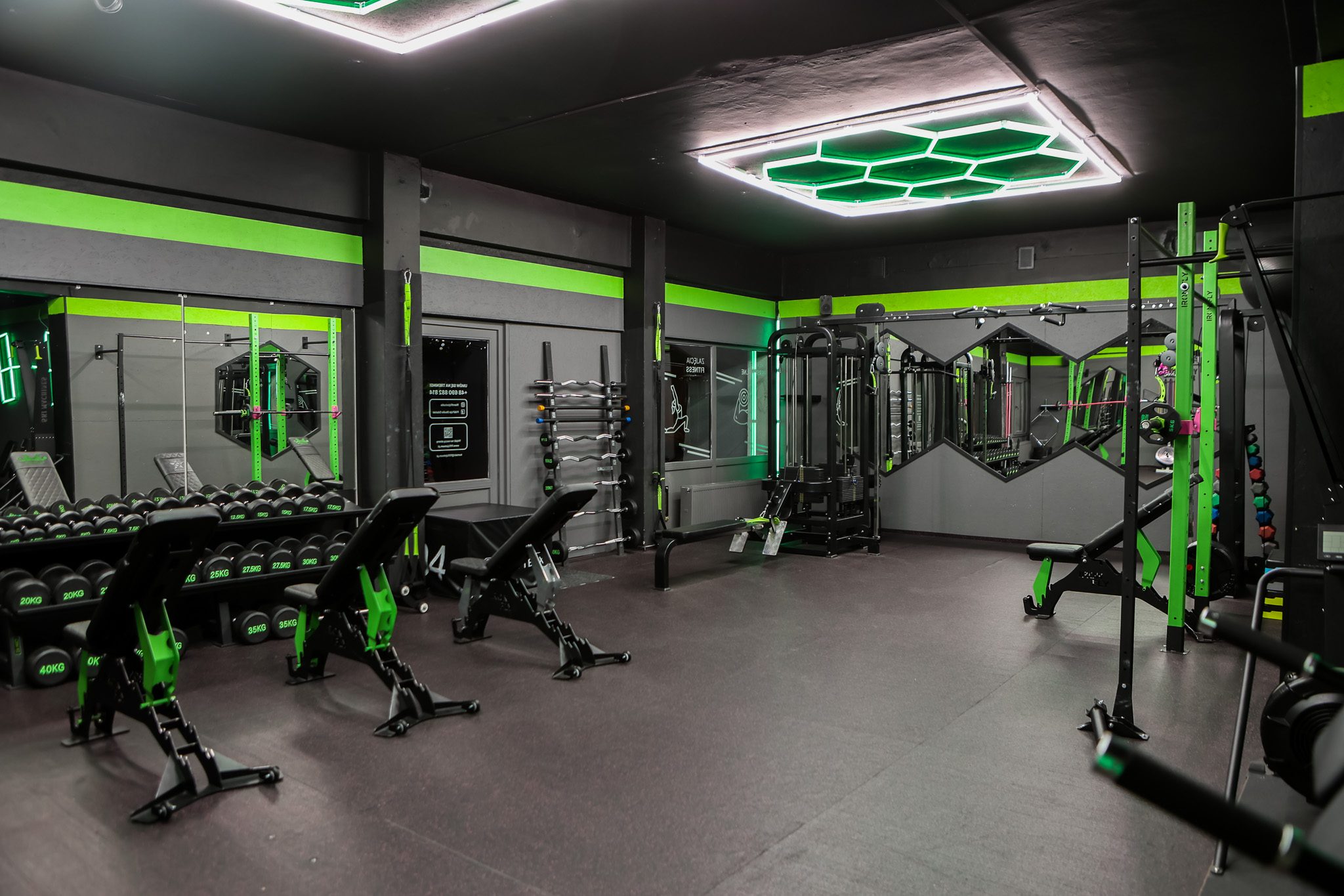 Rząd ławek regulowanych i strefa maszyn – Fit&Fizjo Studio