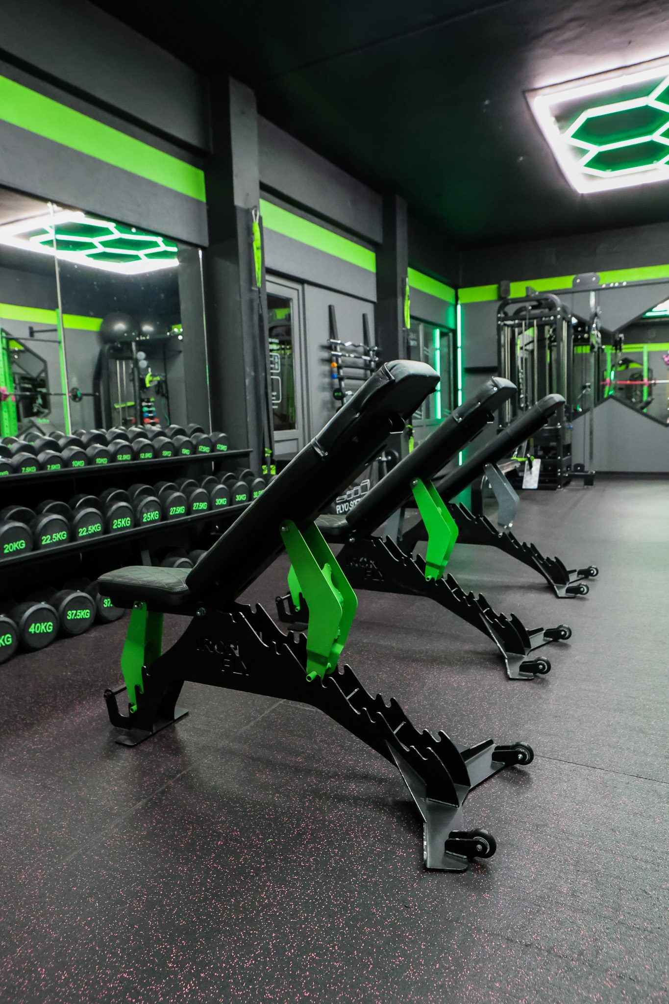 Ławki regulowane obok stojaka z hantlami – Fit&Fizjo Studio