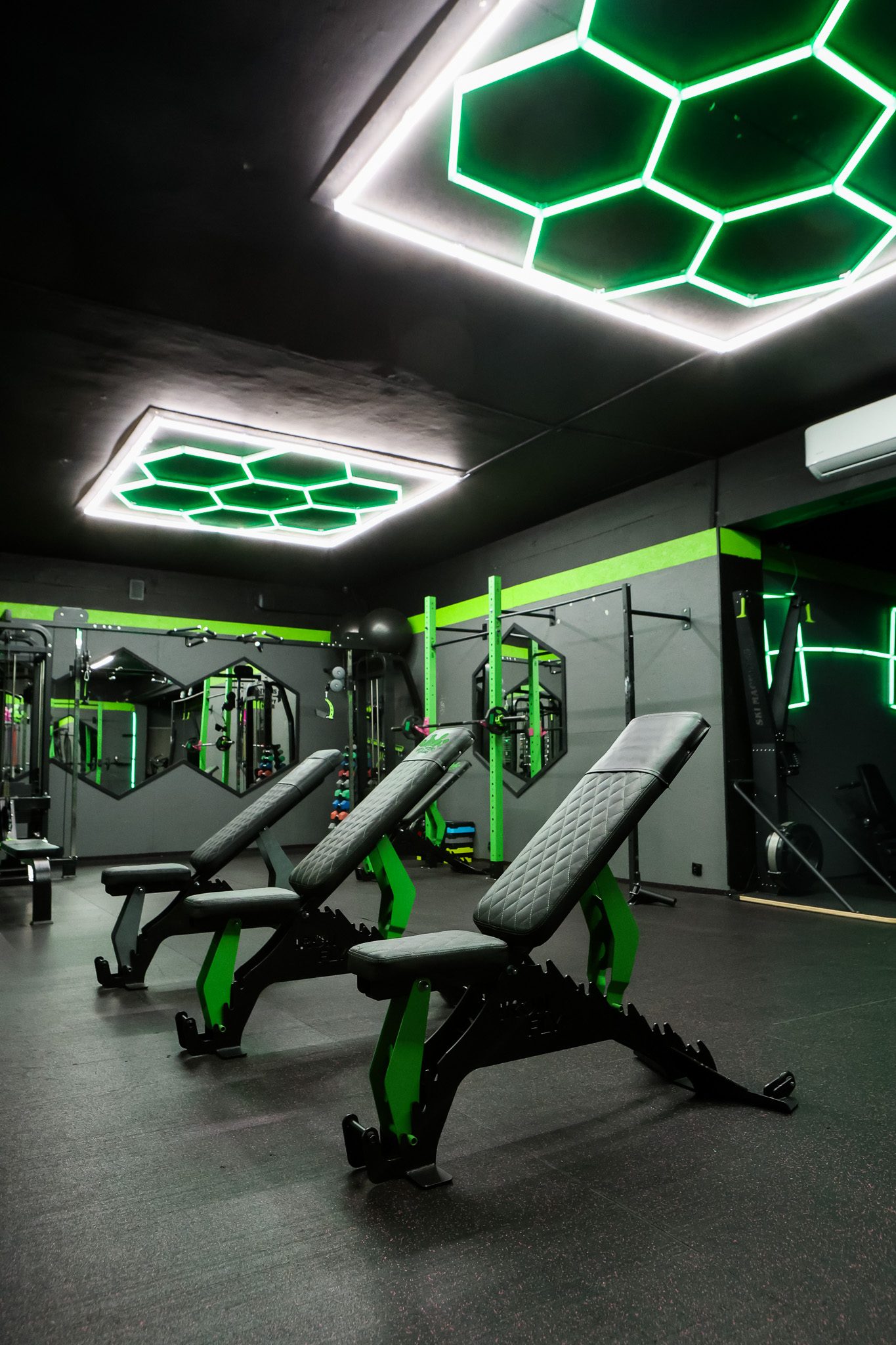 Strefa ławek pod oświetleniem heksagonalnym – Fit&Fizjo Studio