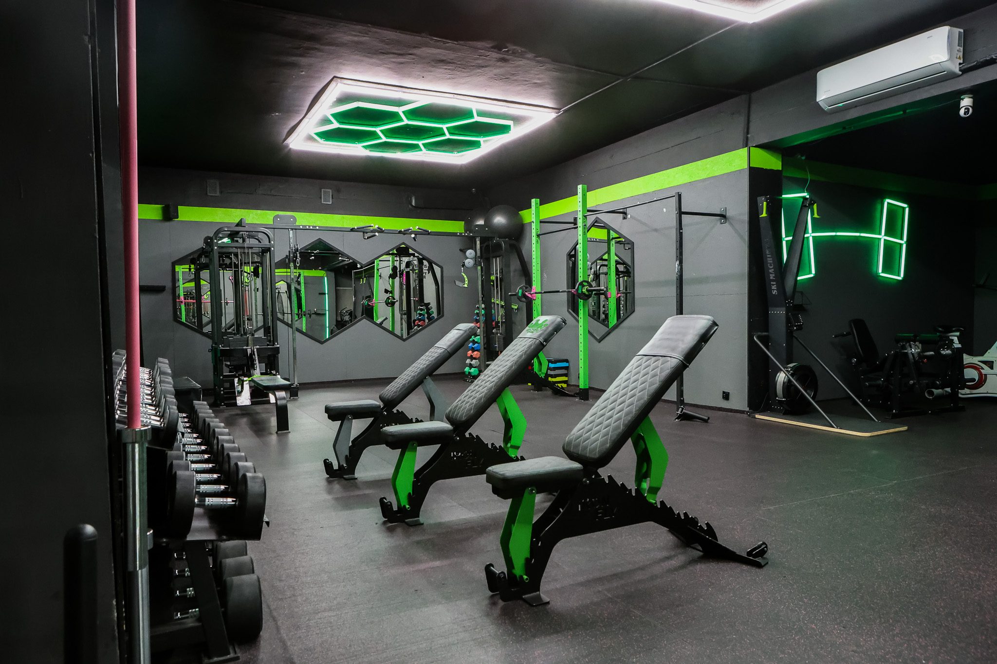 Widok sali treningowej z rzędem ławek – Fit&Fizjo Studio