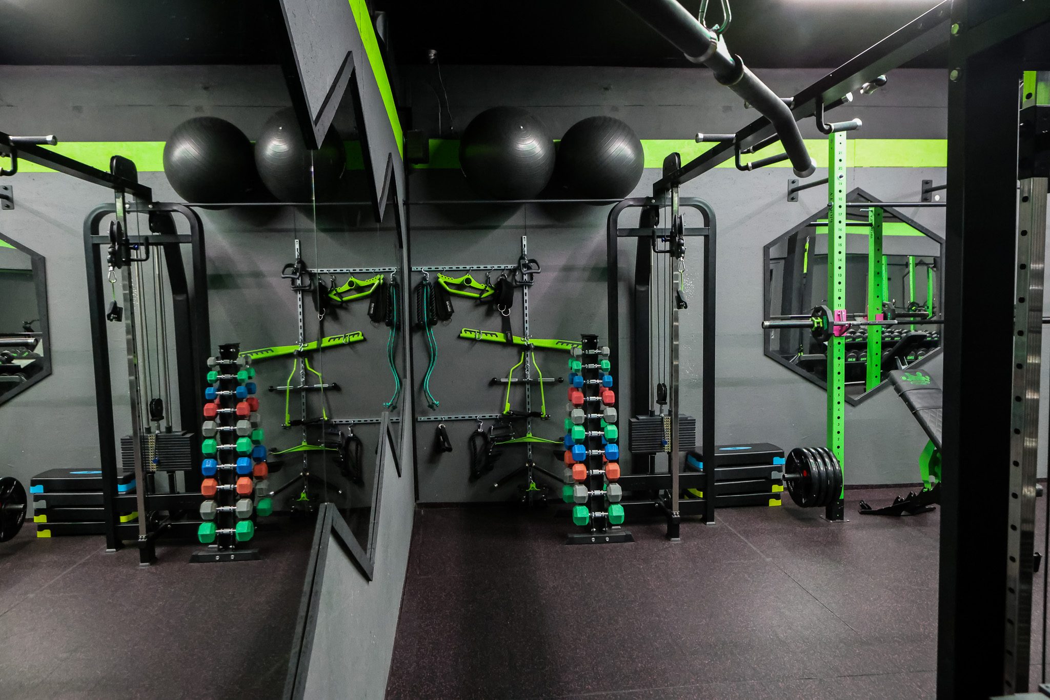 Maszyna bramowa i stojak z hantlami – Fit&Fizjo Studio