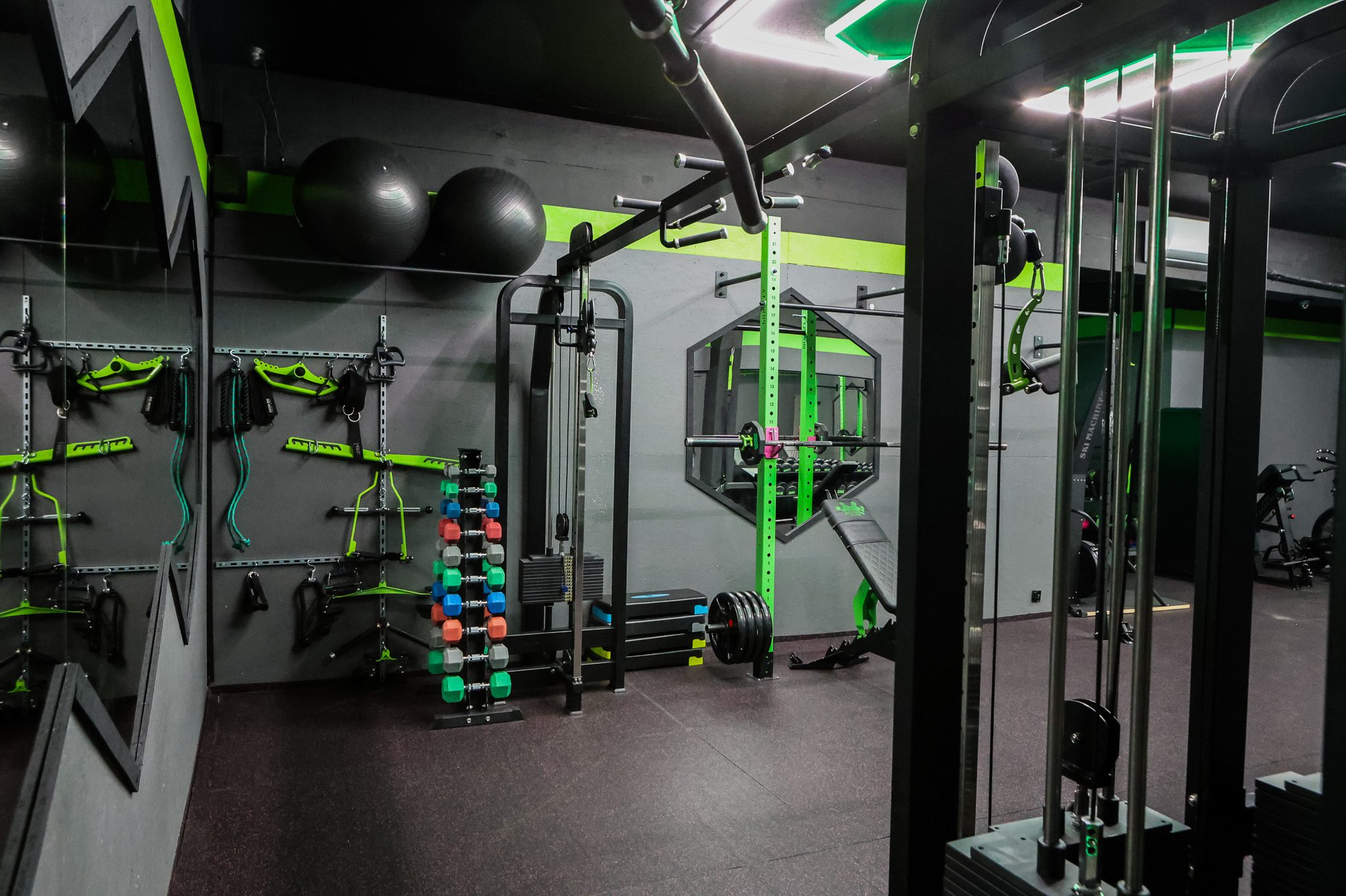 Strefa maszyn z piłkami gimnastycznymi – Fit&Fizjo Studio