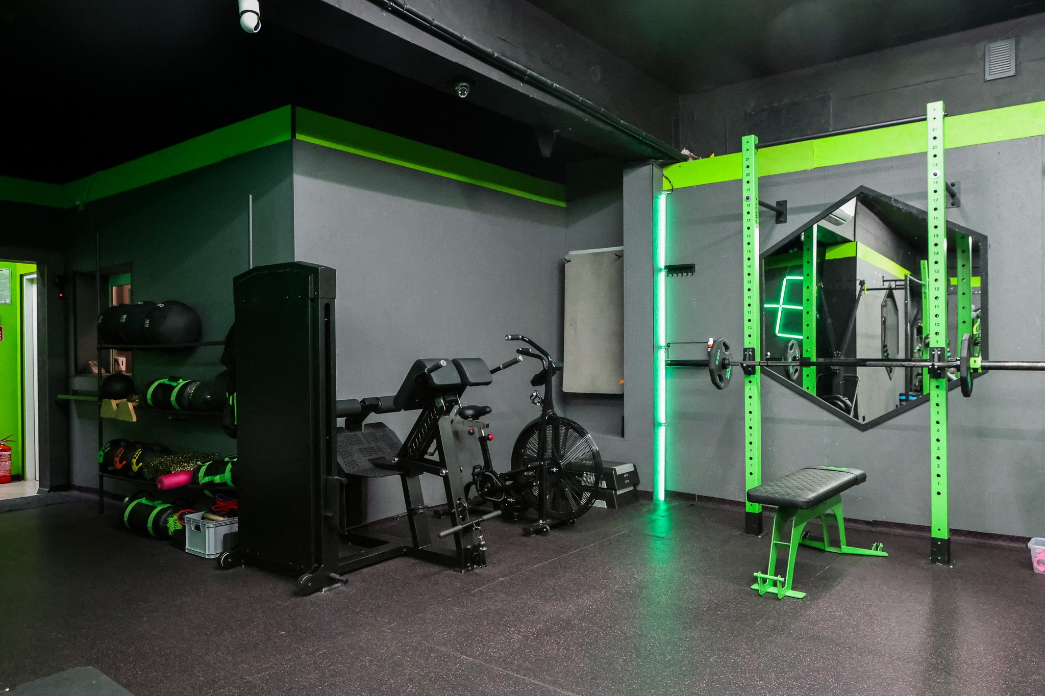 Kącik z matami i sprzętem cardio – Fit&Fizjo Studio