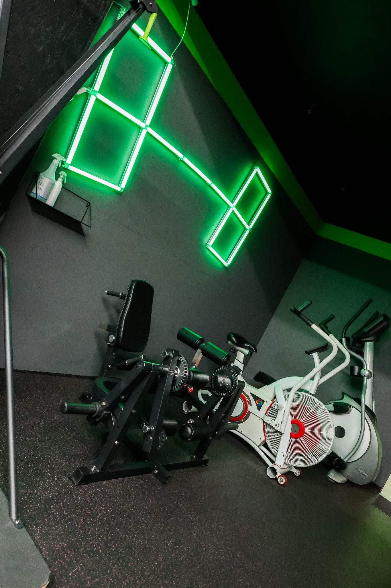 Rower spinningowy i maszyna na nogi – Fit&Fizjo Studio