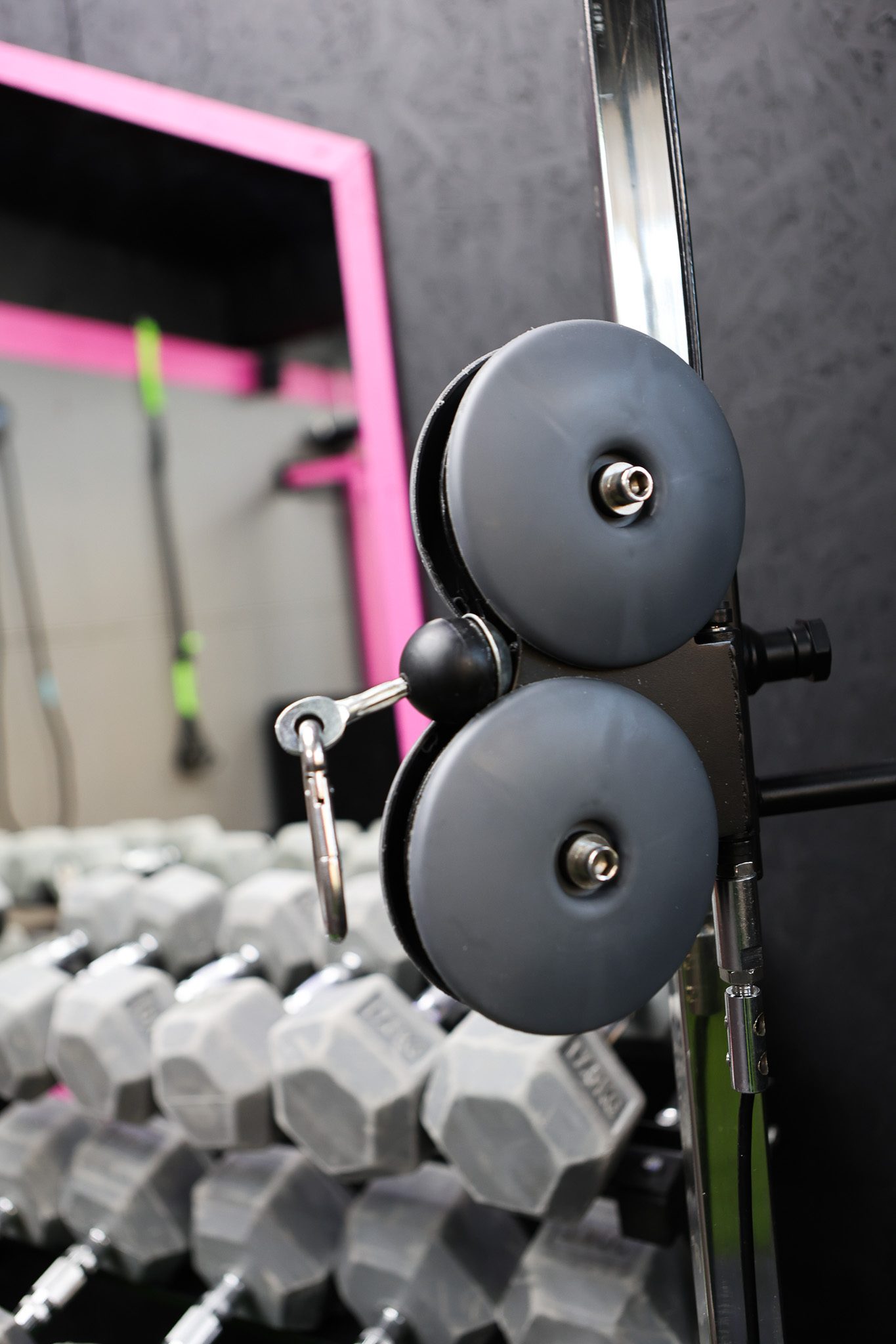 Talerze obciążeniowe i hantle przy konstrukcji treningowej – Fit&Fizjo Studio