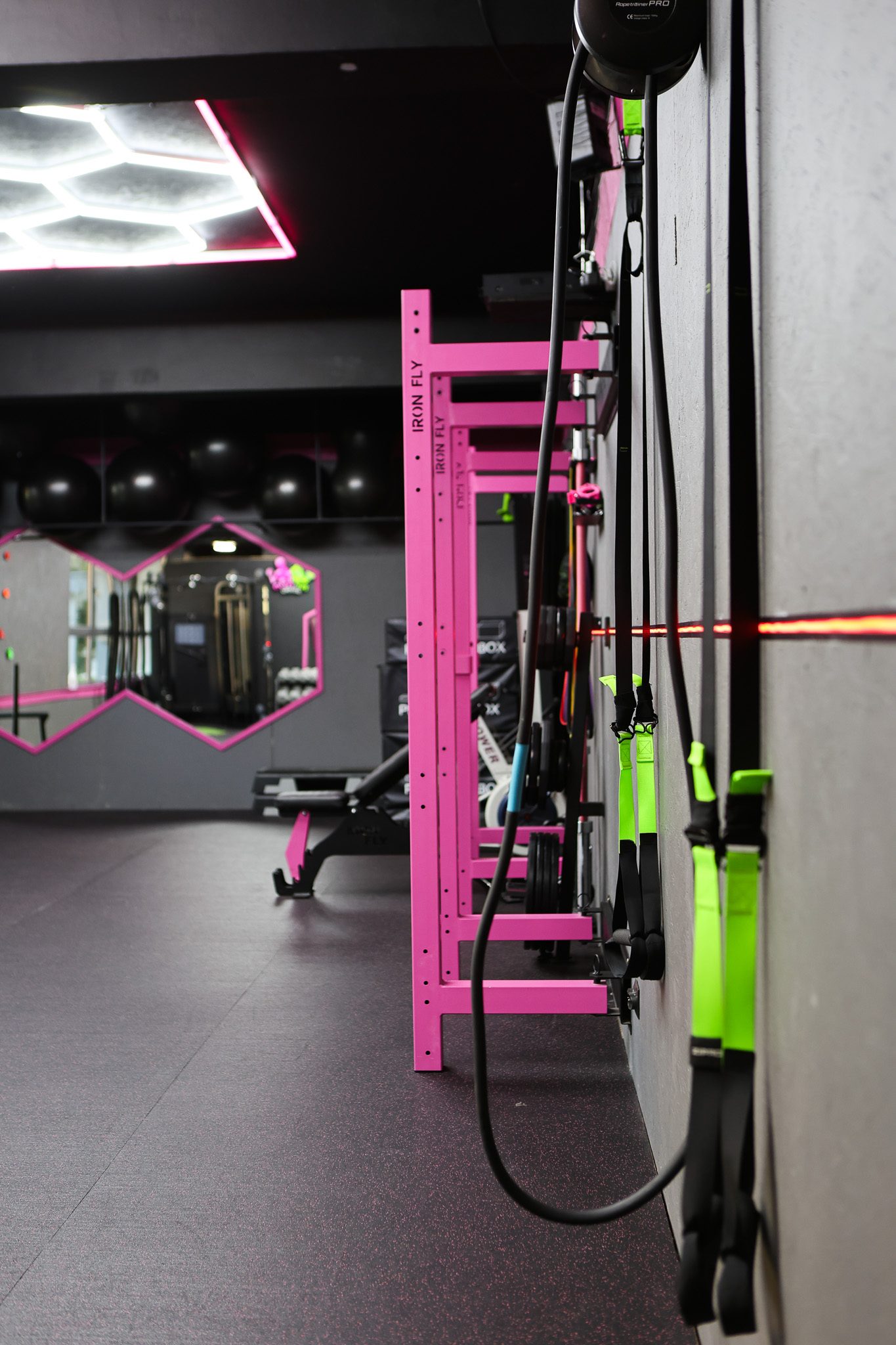 Taśmy TRX przy klatce treningowej – Fit&Fizjo Studio