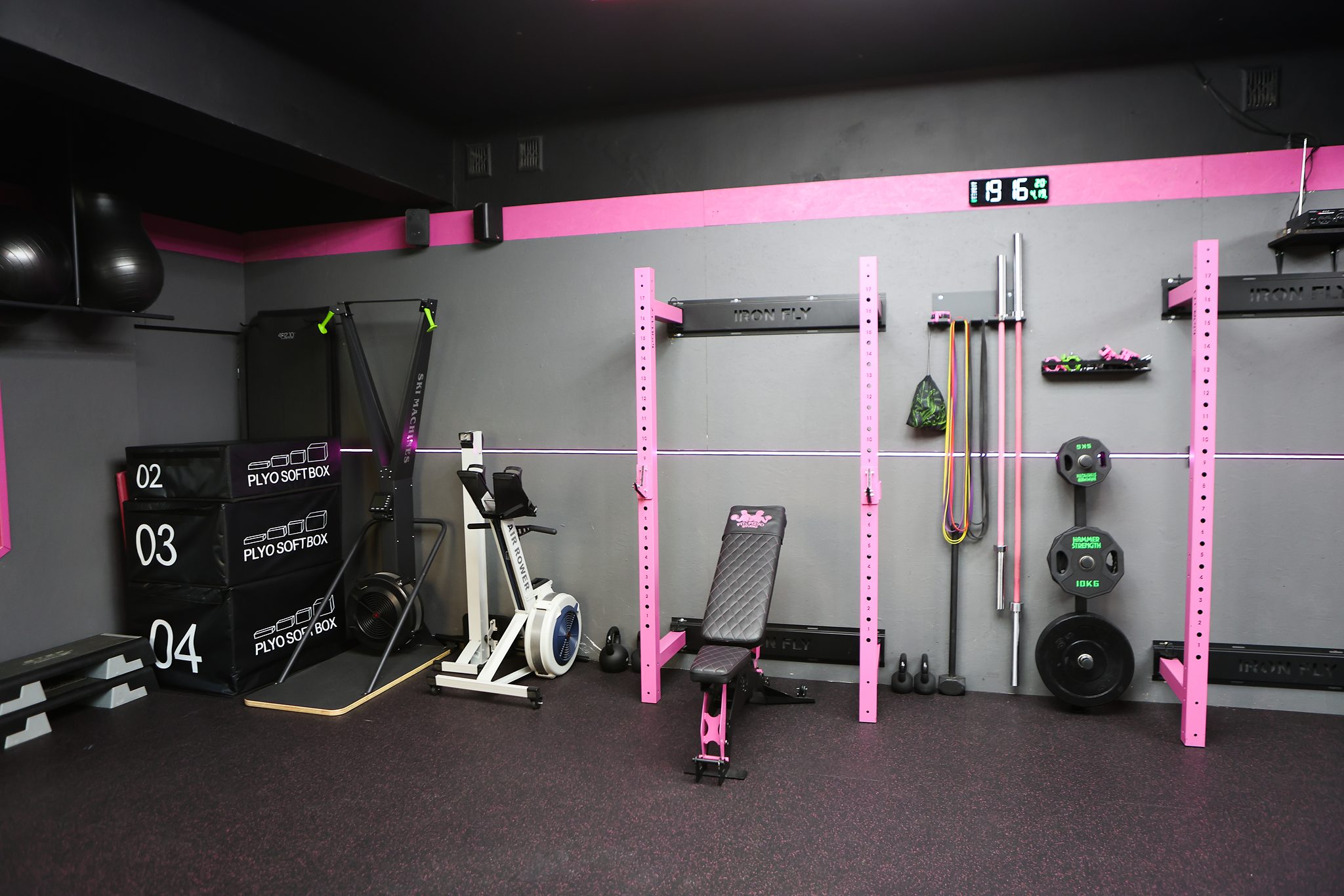 Strefa funkcjonalna z wioślarzem i skrzyniami plyometrycznymi – Fit&Fizjo Studio