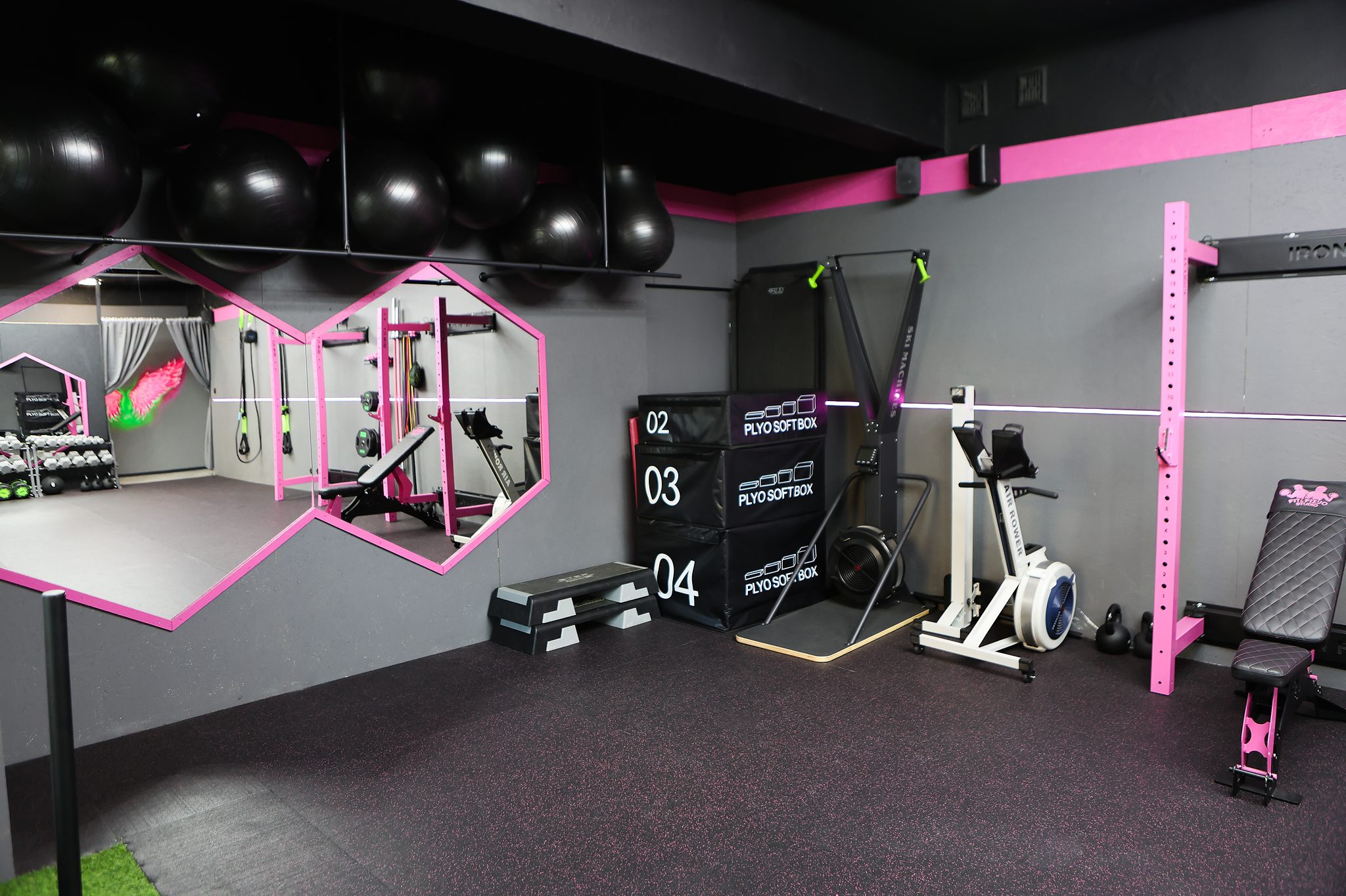 Sala z lustrami heksagonalnymi i pasem sztucznej trawy – Fit&Fizjo Studio