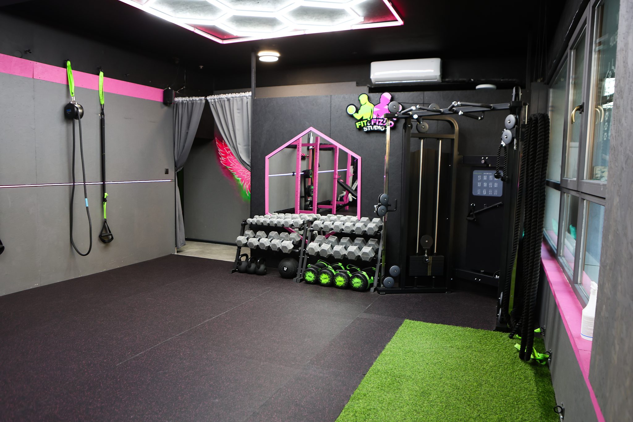 Widok sali treningowej z pasem sztucznej trawy – Fit&Fizjo Studio