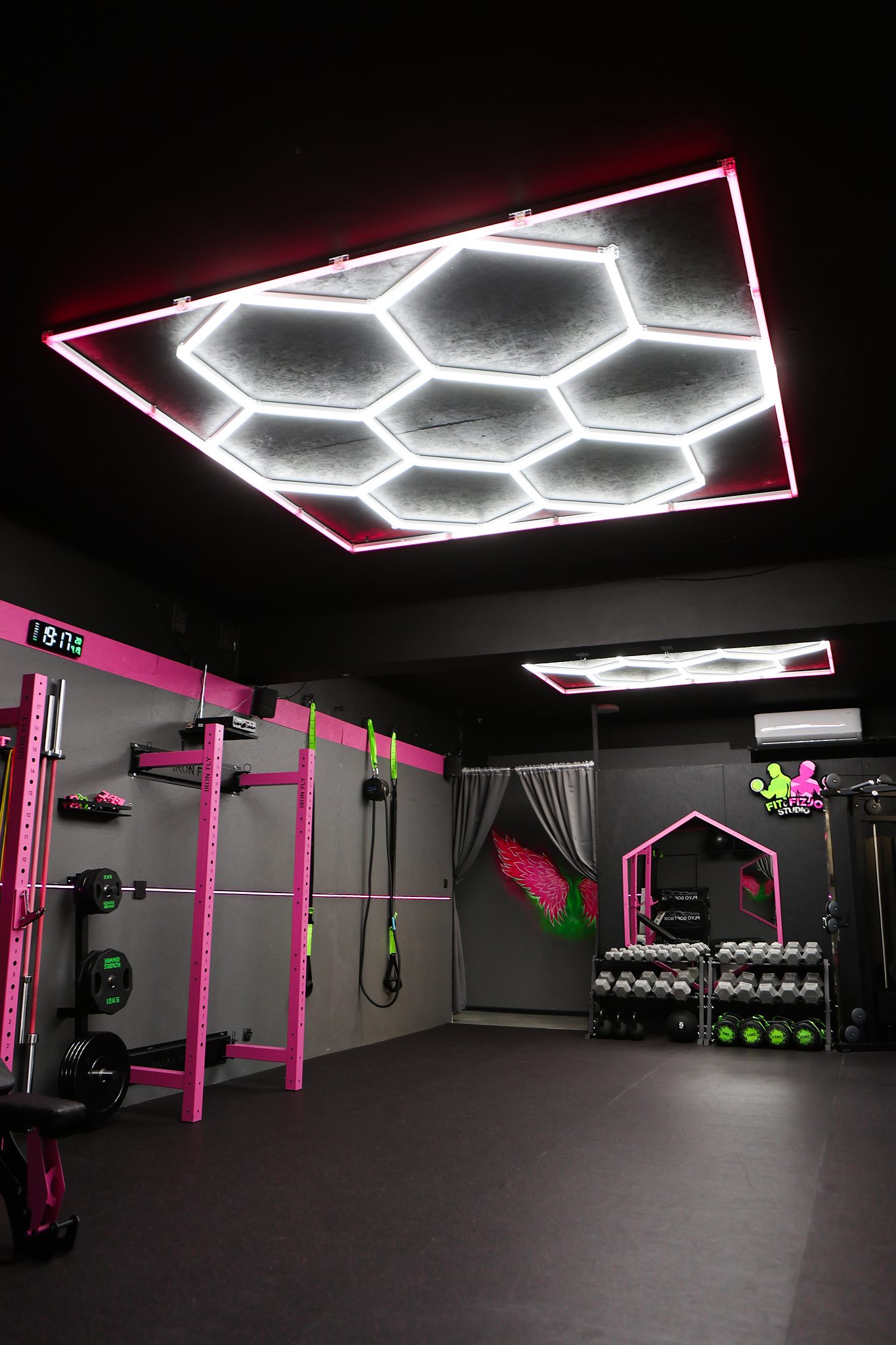 Heksagonalne oświetlenie LED nad salą treningową – Fit&Fizjo Studio