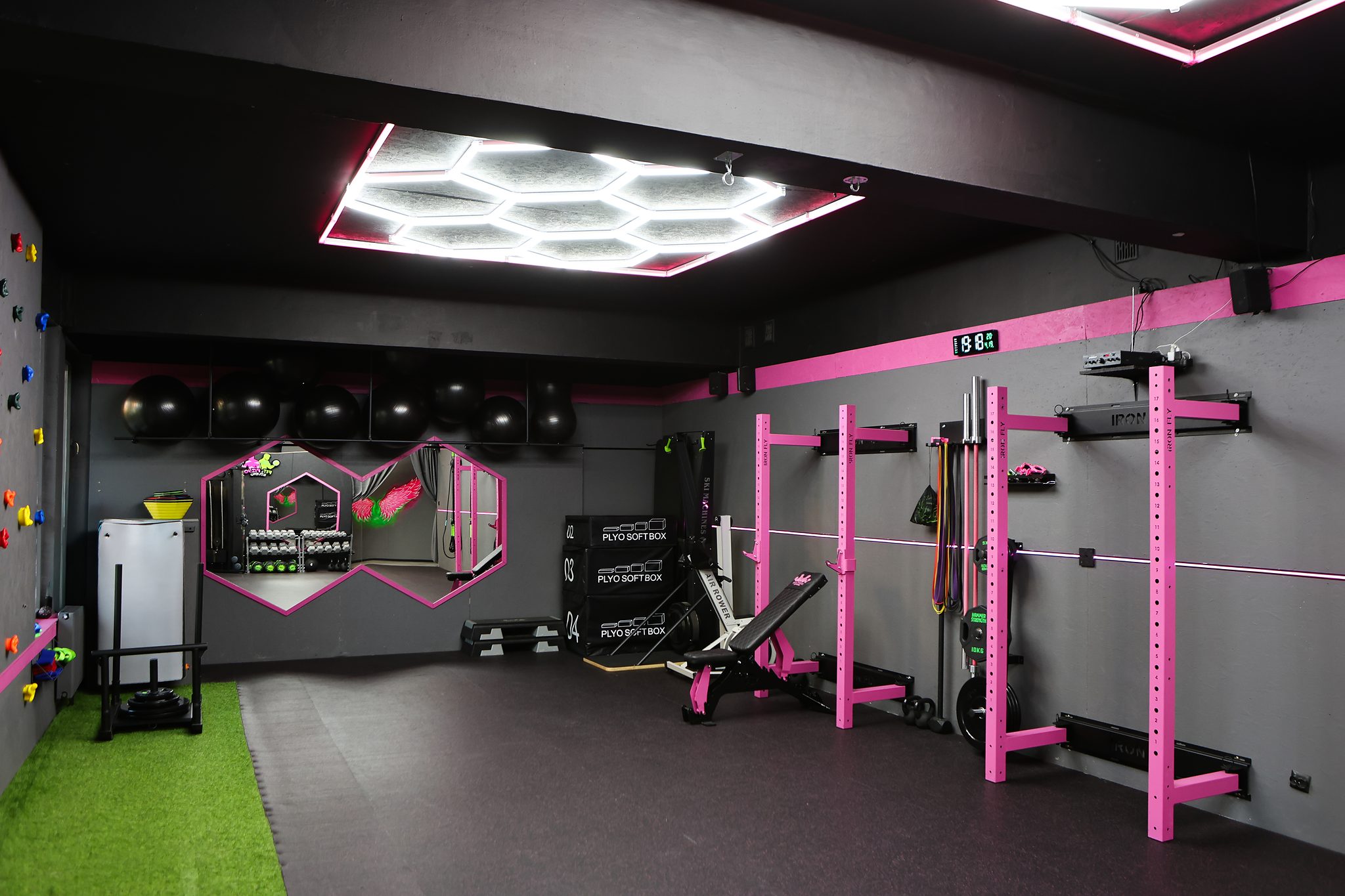 Ściana z piłkami gimnastycznymi i strefa plyometryczna – Fit&Fizjo Studio
