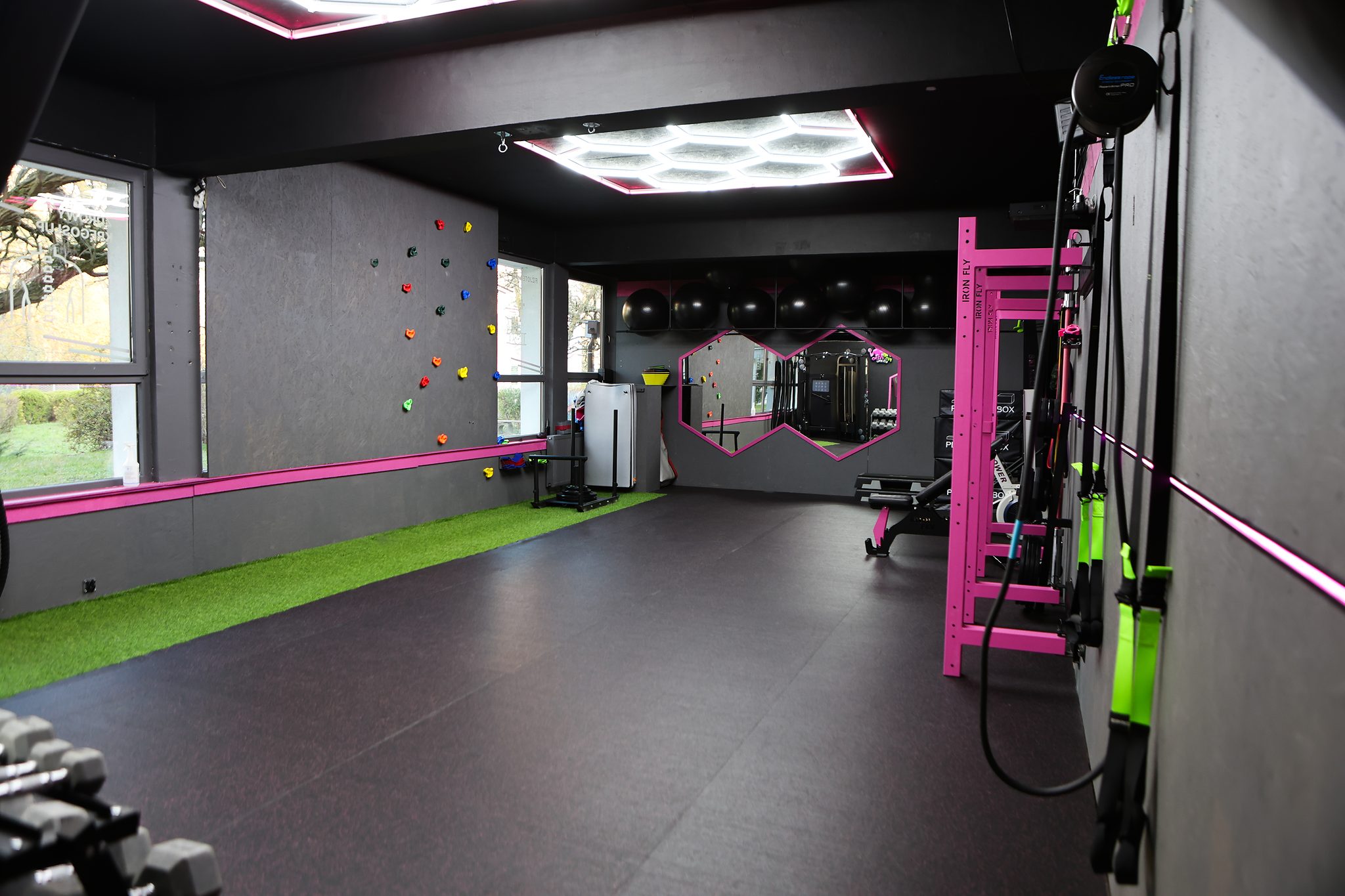 Treningi multipersonalne Gdańsk 2 Sala ze ścianką wspinaczkową i naturalnym światłem – Fit&Fizjo Studio