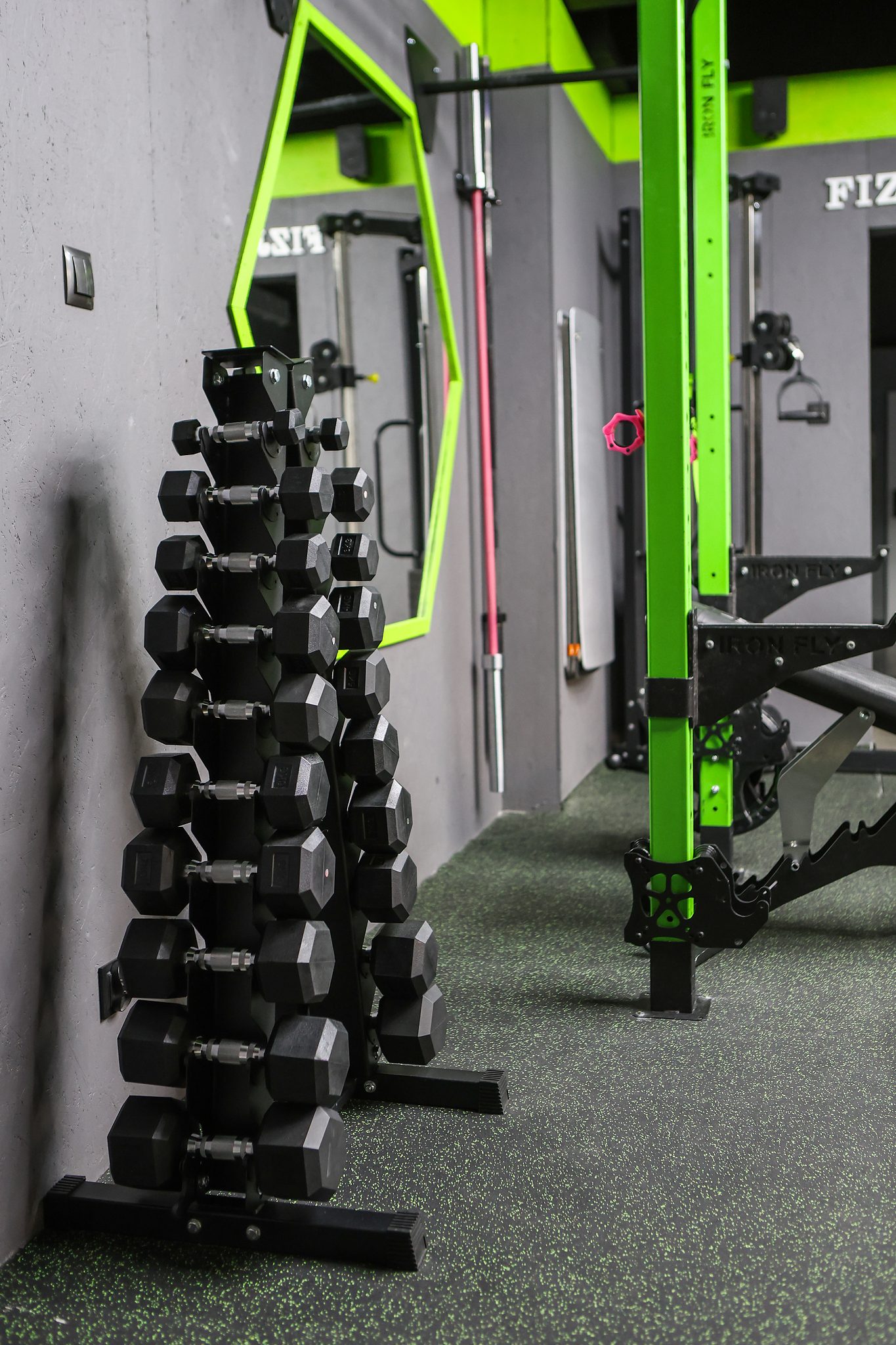 Pionowy stojak z hantlami heksagonalnymi – Fit&Fizjo Studio