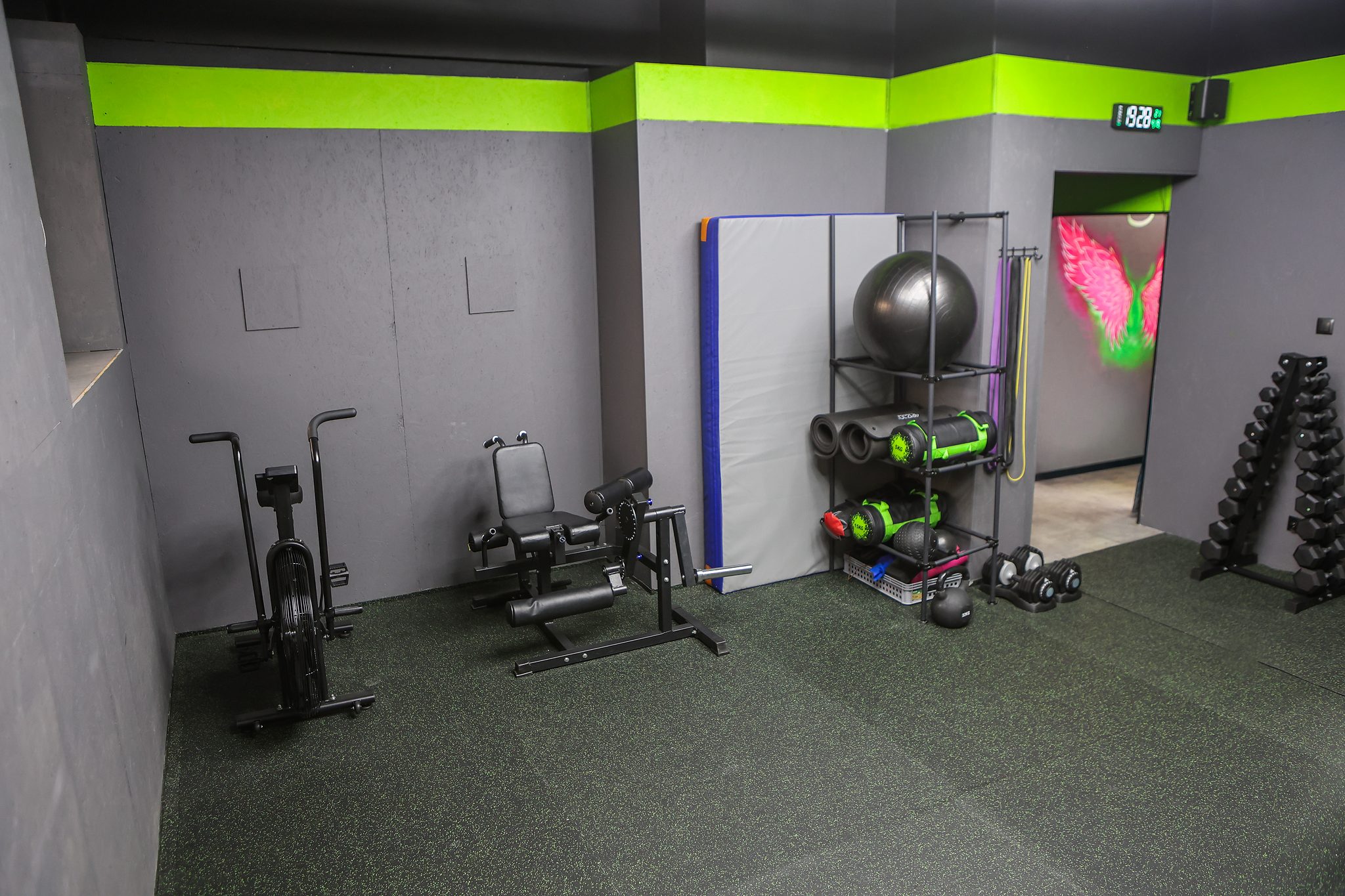 Kącik z rowerem powietrznym i matami do ćwiczeń – Fit&Fizjo Studio