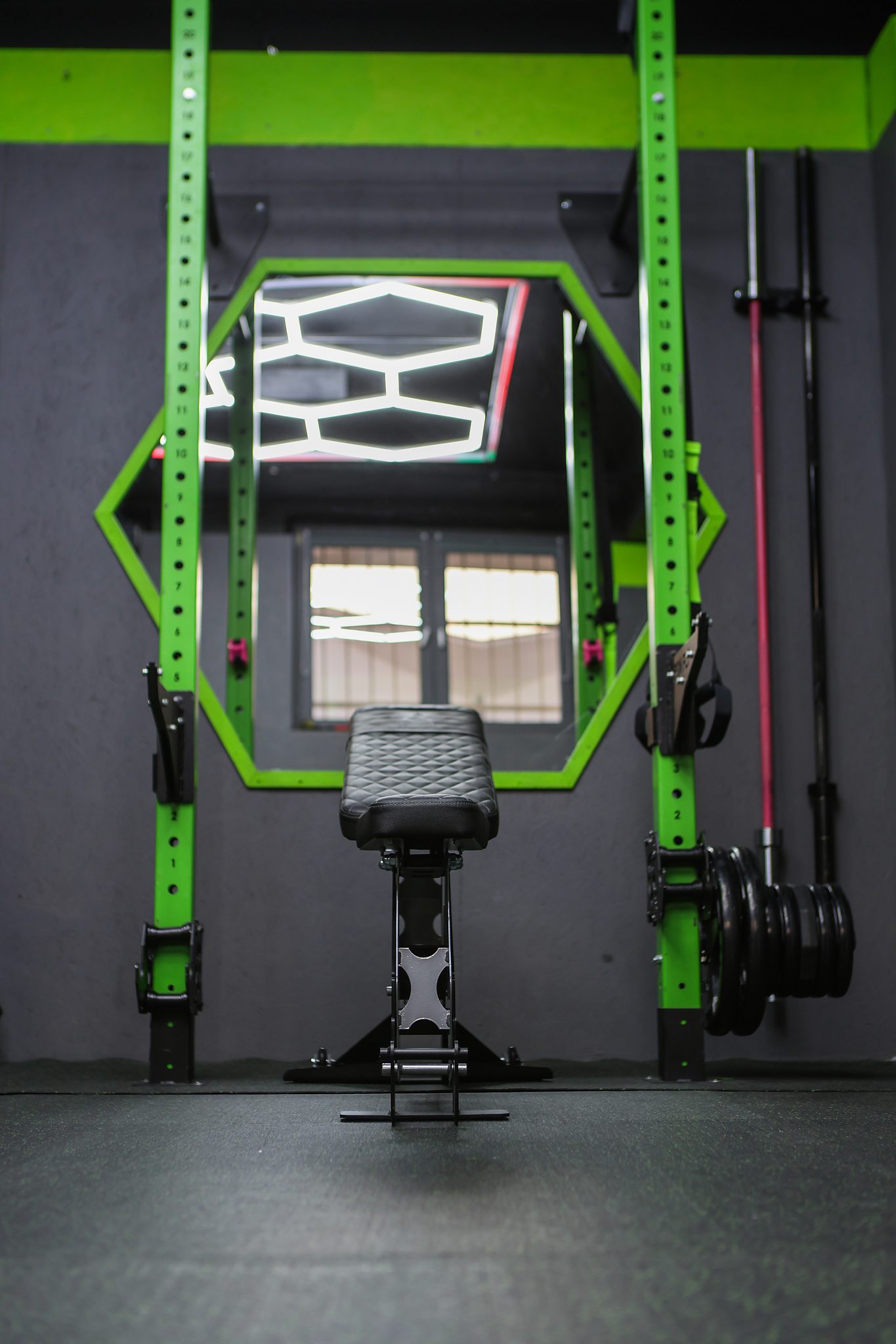 Klatka treningowa z lustrem heksagonalnym – Fit&Fizjo Studio