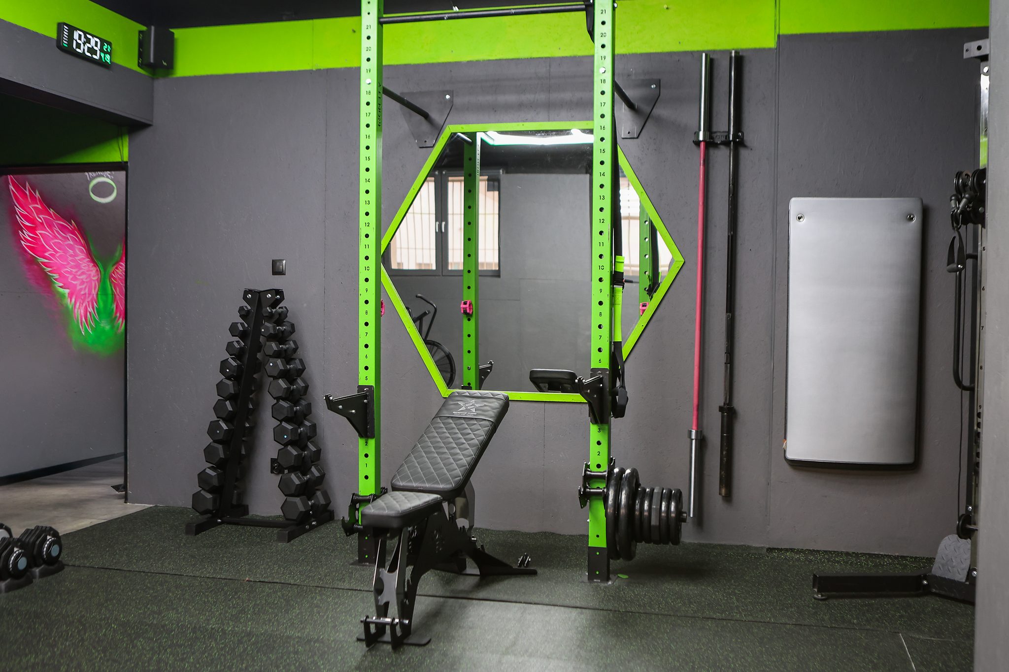 Klatka treningowa z ławką i stojakiem na hantle – Fit&Fizjo Studio