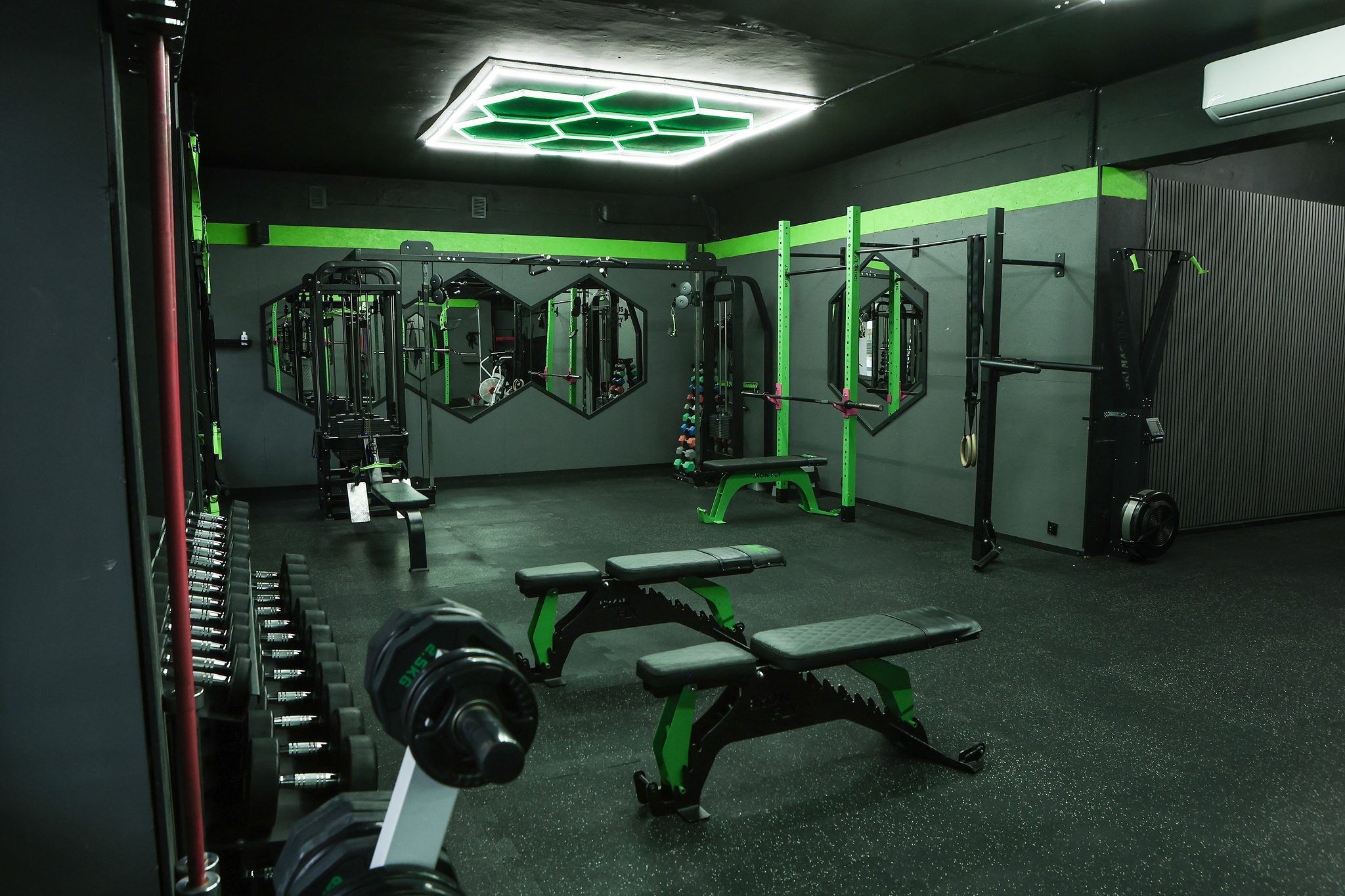 Strefa hantli i ławek regulowanych – Fit&Fizjo Studio