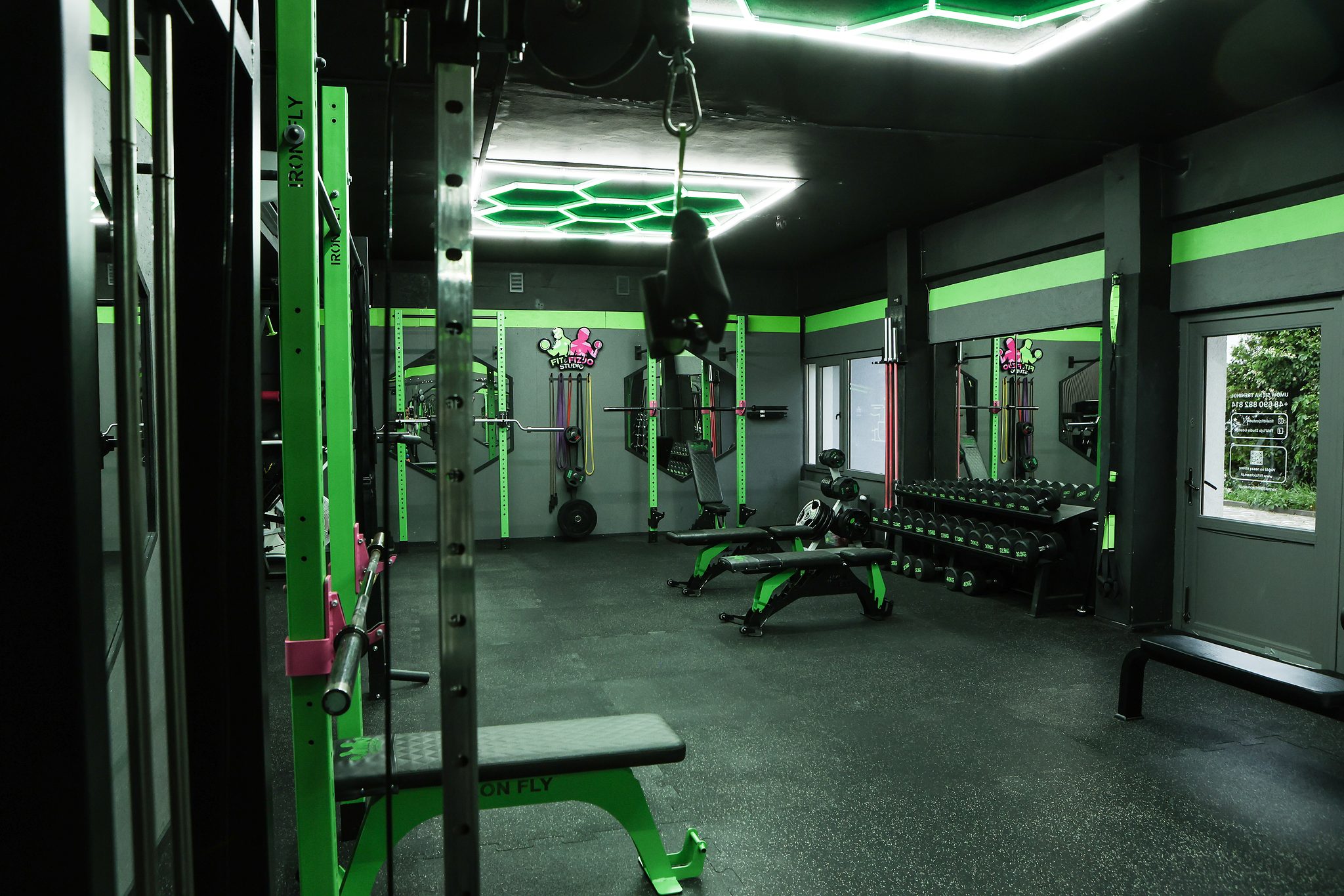Klatki treningowe przy oknie – Fit&Fizjo Studio