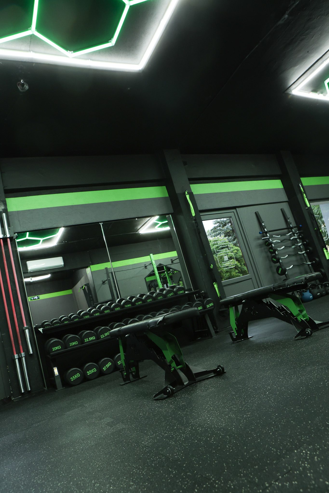 Stojak z hantlami przy wejściu do sali – Fit&Fizjo Studio